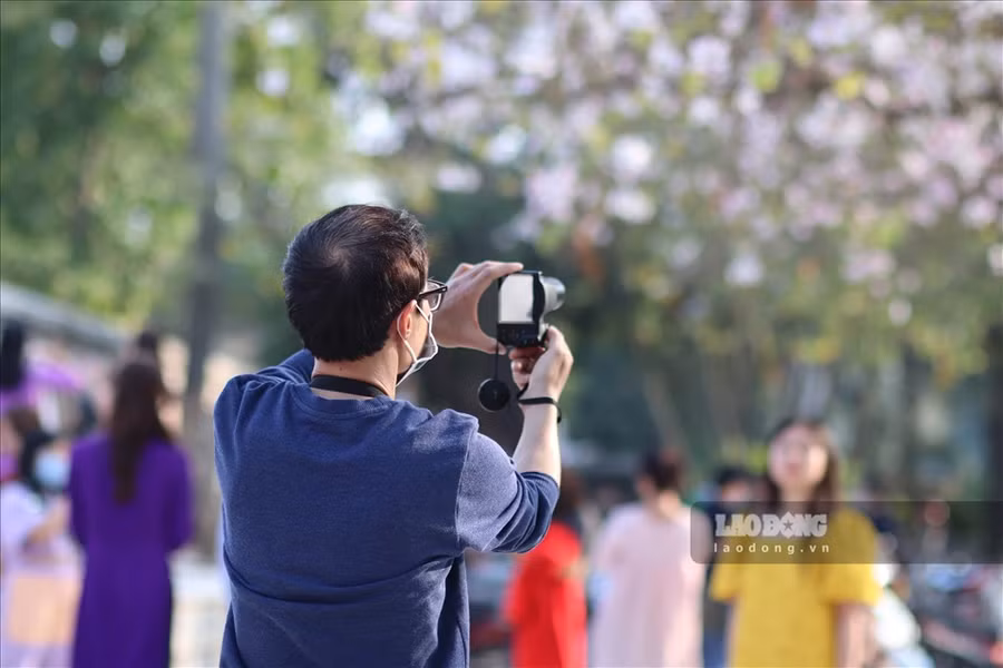 Nhiều người yêu thích vẻ đẹp của loài hoa này cũng chụp lại hình ảnh hoa ban nở rộ trong tiết trời đầu xuân ấm áp.