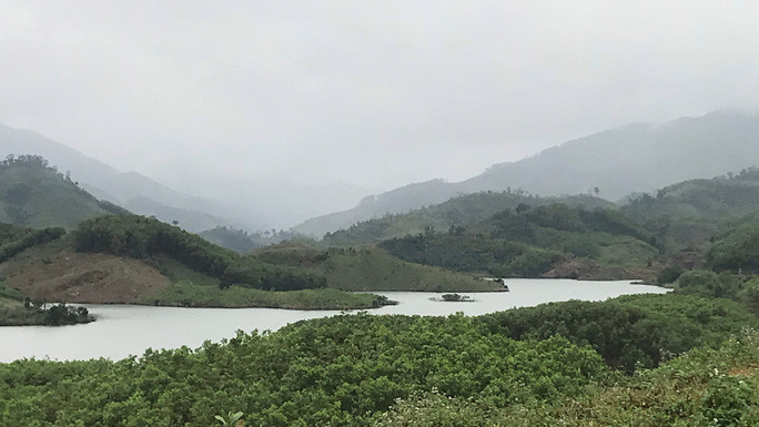 Đường vào Khe De cách trở.