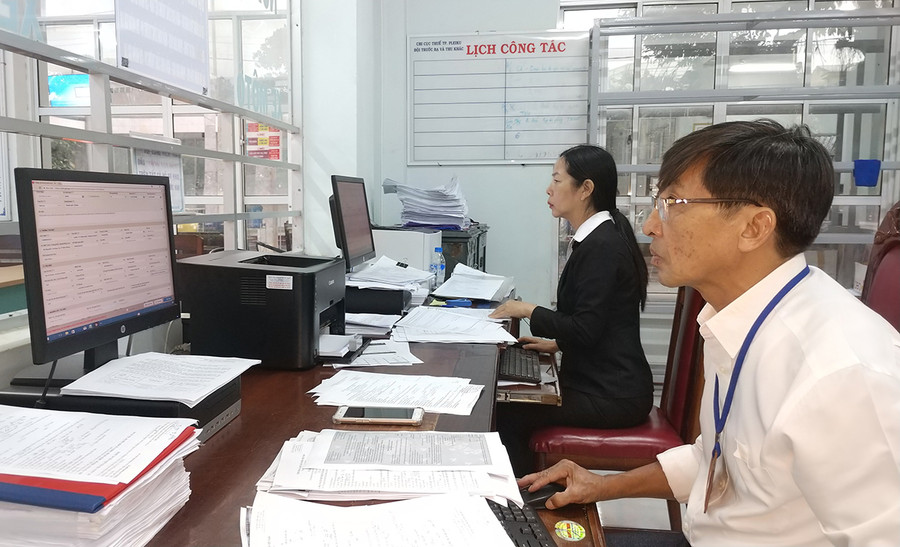 Thông qua phương thức nộp lệ phí trước bạ điện tử, cơ quan Thuế gia tăng hiệu quả quản lý các nguồn thu ngân sách nhà nước. Ảnh: Sơn Ca