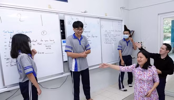 Một giờ học tiếng Anh của học sinh THPT tại TP.HCM với giáo viên nước ngoài.