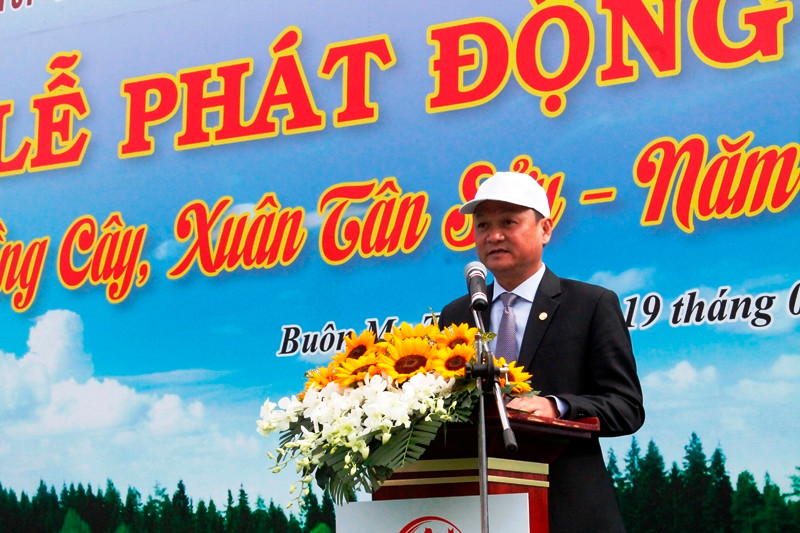 Chủ tịch UBND TP. Buôn Ma Thuột Vũ Văn Hưng phát động kêu gọi người dân hưởng ứng trồng cây.