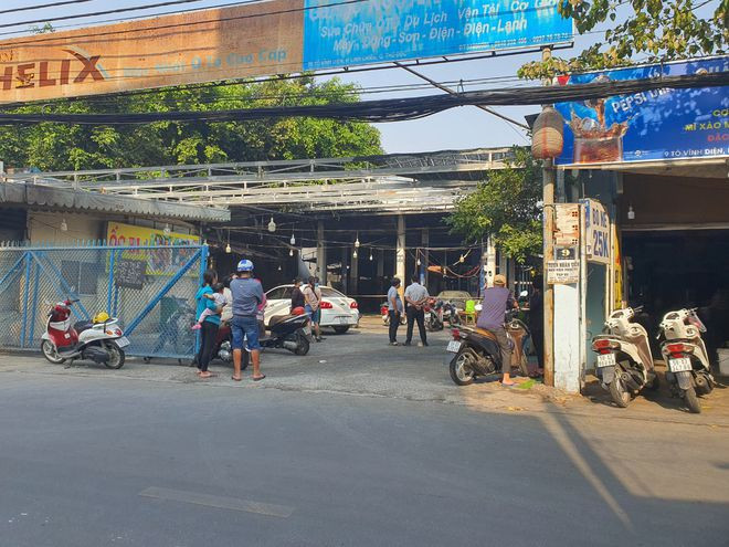Garage ô tô (bên trái) nơi xảy ra vụ cháy ẢNH: TRẦN TIẾN Garage ô tô (bên trái) nơi xảy ra vụ cháy ẢNH: TRẦN TIẾN