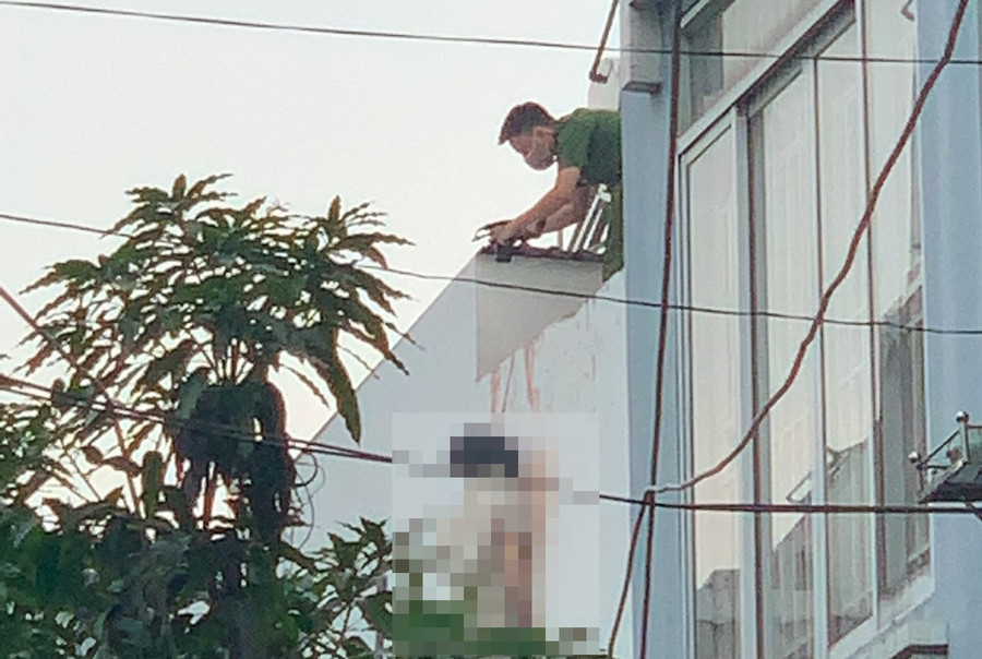 Công an khám nghiệm hiện trường. Ảnh: Hoàng Thịnh.