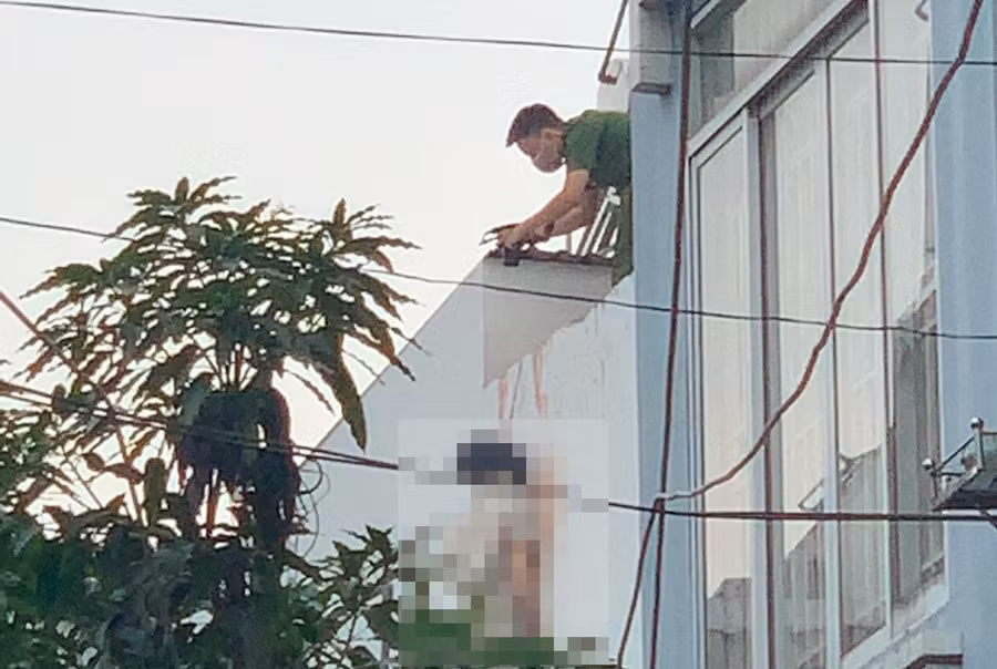 Công an khám nghiệm hiện trường. Ảnh: Hoàng Thịnh.