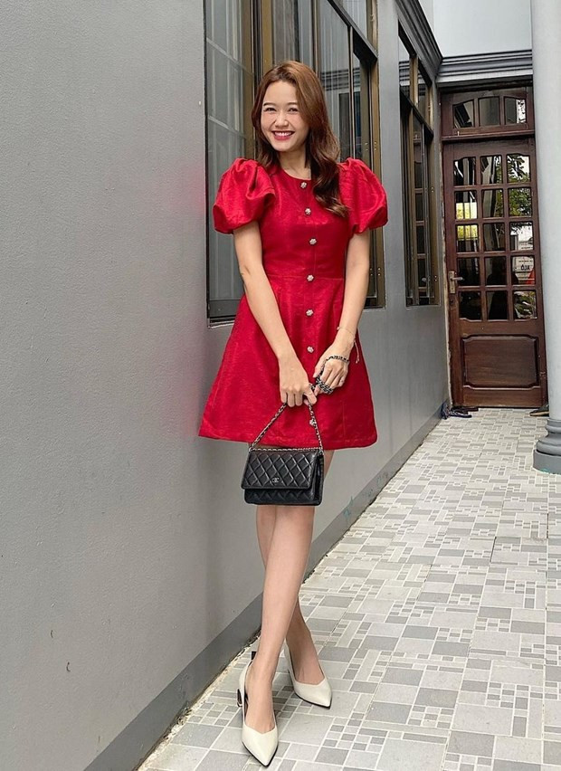 Đầm đỏ kết hợp giày pumps trắng, điểm trang túi Chanel, là bộ ba hoàn hảo để Nhung Gumiho ''thắp sáng'' diện mạo trong buổi khai Xuân.