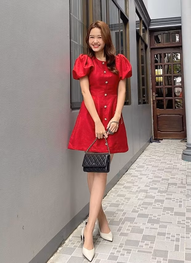 Đầm đỏ kết hợp giày pumps trắng, điểm trang túi Chanel, là bộ ba hoàn hảo để Nhung Gumiho ''thắp sáng'' diện mạo trong buổi khai Xuân.