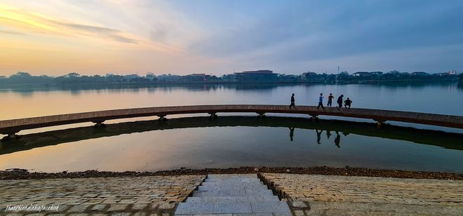 Những bậc cấp lát đá dẫn ra sông Hương. ẢNH: PHAN THIÊN ĐỊNH