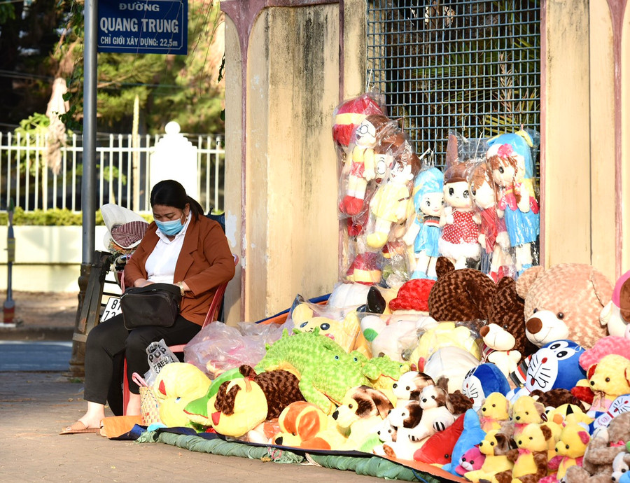 Hai người phụ nữ bán đũa,thú nhồi bông ở ngã tư Trần Hưng Đạo-Quang Trung cũng chấp hành tốt việc đeo khẩu trang dù chưa có người mua.