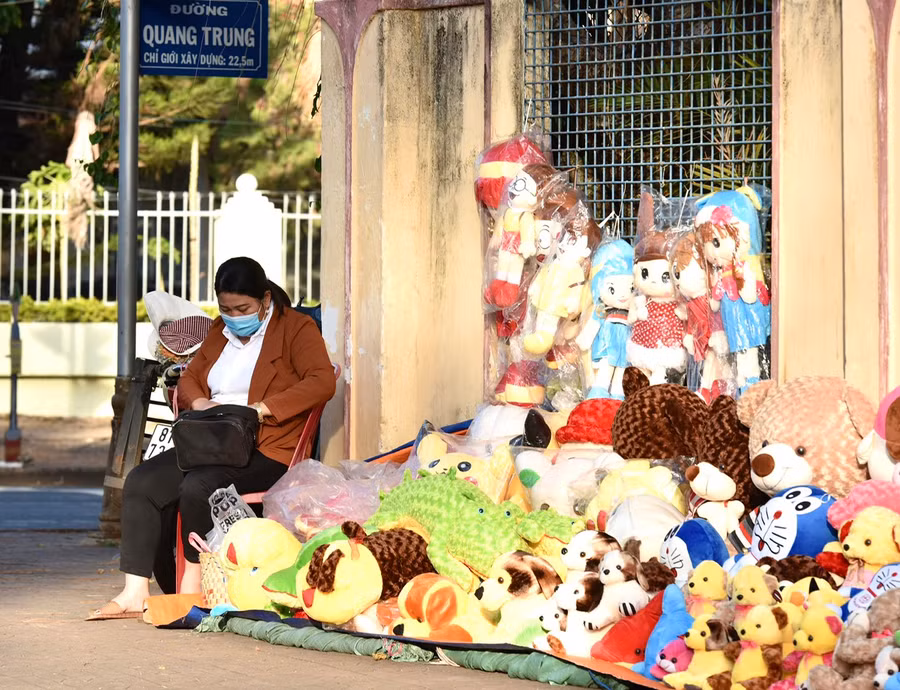 Hai người phụ nữ bán đũa,thú nhồi bông ở ngã tư Trần Hưng Đạo-Quang Trung cũng chấp hành tốt việc đeo khẩu trang dù chưa có người mua.