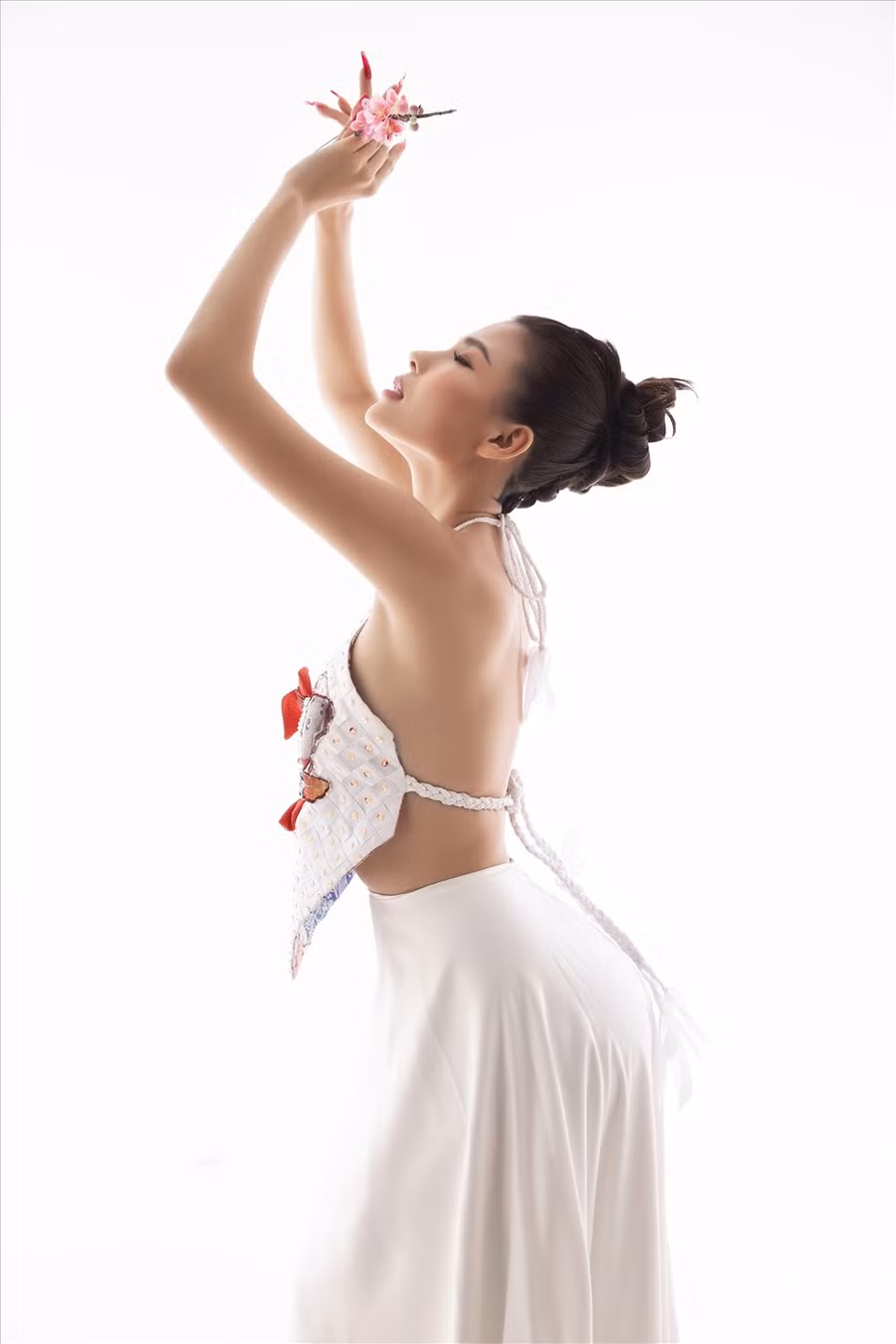 Cùng với không khí đón Tết đang diễn ra khắp mọi nơi, Thúy Diễm hóa thân thành nàng xuân quyến rũ trong bộ ảnh mới.