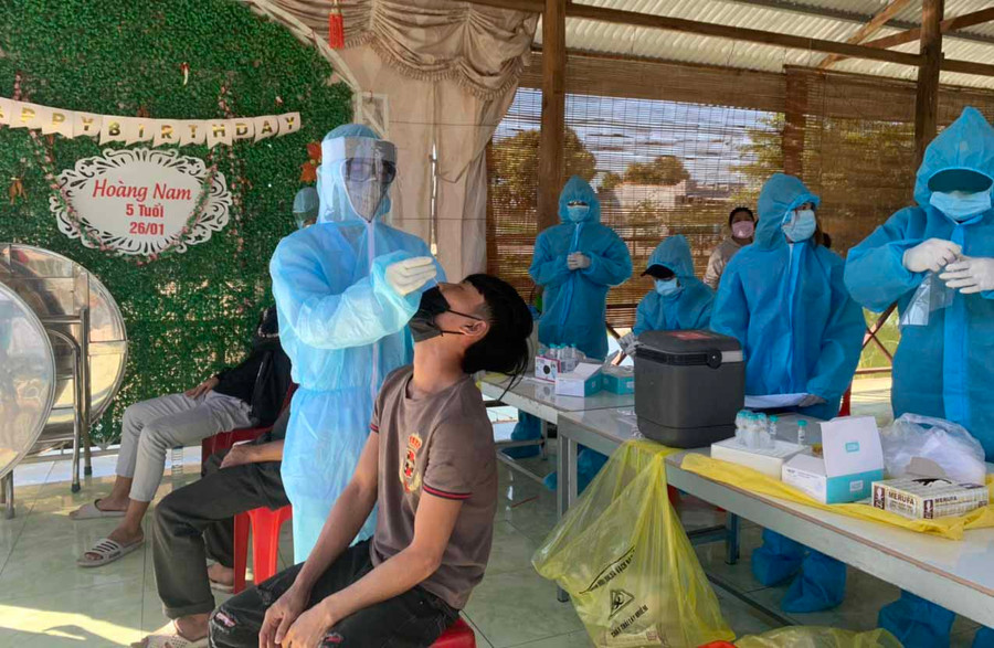 Mở rộng lấy mẫu xét nghiệm cho toàn bộ dân cư phường Đoàn Kết, thị xã Ayun Pa. Ảnh: Vũ Chi