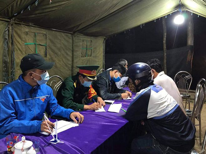 Chốt kiểm tra y tế phòng chống dịch Covid-19 trên QL19 tại H.Tây Sơn ẢNH: TƯỜNG SINH