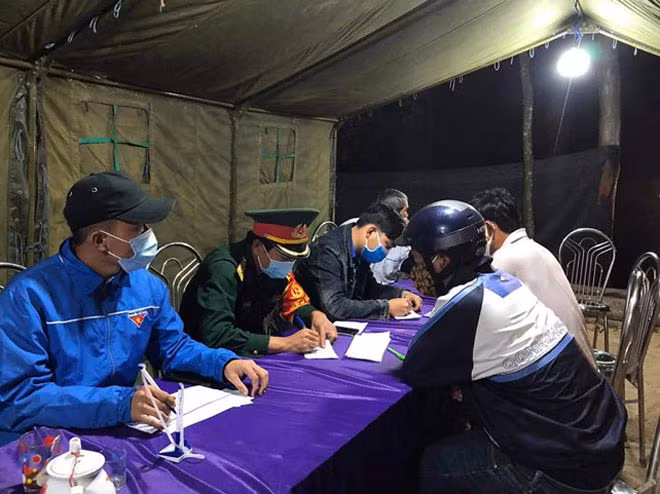 Chốt kiểm tra y tế phòng chống dịch Covid-19 trên QL19 tại H.Tây Sơn ẢNH: TƯỜNG SINH