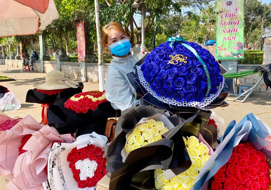 Chị Thái Thị Kiều (phường Hoa Lư, TP. Pleiku) bán hoa và chocolate "handmade" trong ngày Valentine. Ảnh: Ngọc Thu Chị Thái Thị Kiều (phường Hoa Lư) tự tay làm những chiếc bánh socola và bó hoa đủ màu sắc đem bán trong ngày lễ tình nhân. Ảnh: Ngọc Thu