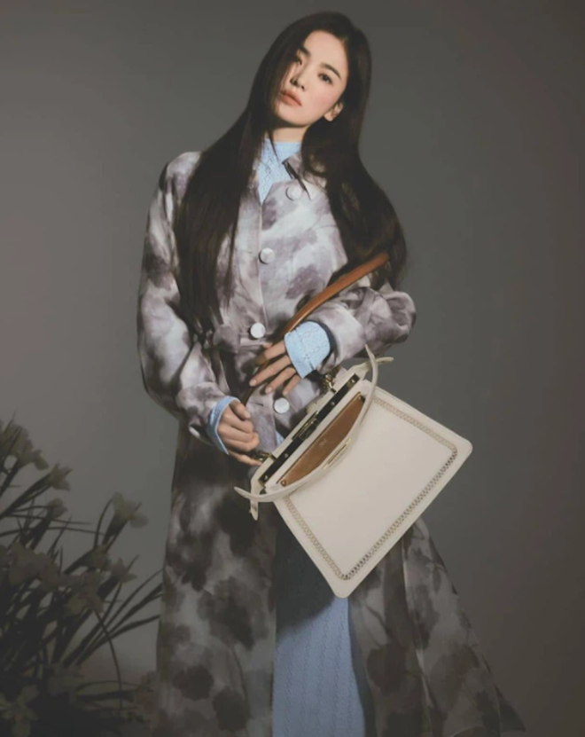 Nữ diễn viên không có dấu hiệu già đi, ngược lại ngày càng trẻ đẹp, đằm thắm, xứng danh nữ thần không tuổi của showbiz Hàn.