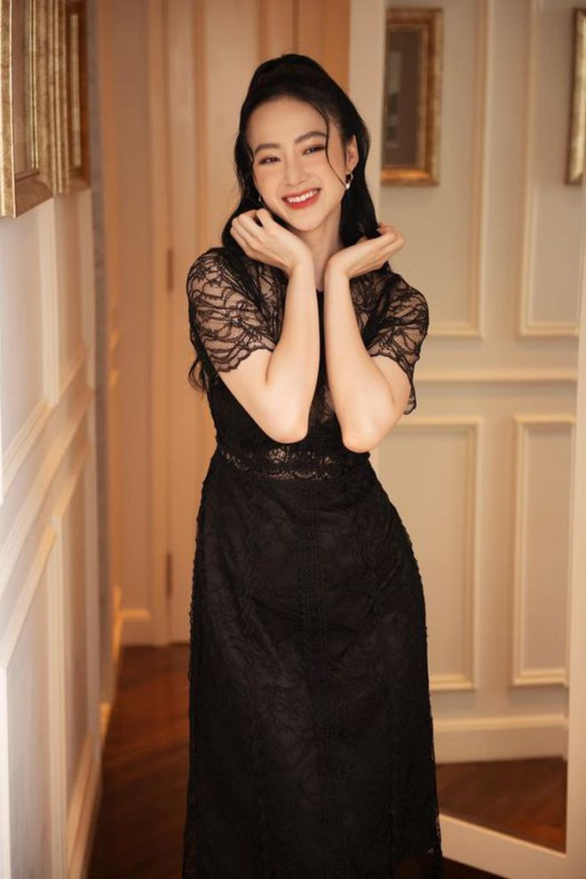 Angela Phương Trinh vừa đăng tải loạt hình ảnh mới trong tiệc sinh nhật của mình. Trong ảnh, người đẹp sinh năm 1995 diện thiết kế váy đỏ khoe nhan sắc rạng rỡ. Cô bất ngờ khi được một số bạn bè, đồng nghiệp tặng hoa và bánh trong dịp ý nghĩa này ẢNH: FBNV