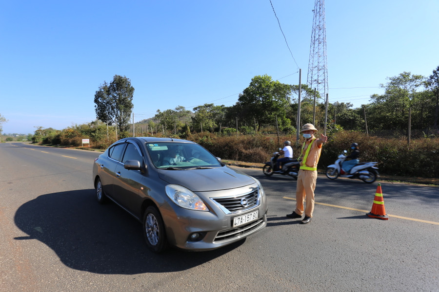 Các phương tiện qua chốt Sao Mai đều được kiểm tra y tế