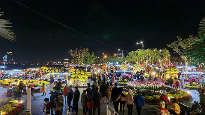 Đa số người dân TP Đà Nẵng chấp hành quy định 5K khi du xuân đêm giao thừa