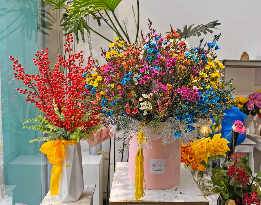 9-2 Đào đông (bìa trái) và thanh liễu là hai dòng hoa tươi cao cấp được rất nhiều khách hàng tìm mua để trang trí nhà dịp Tết-ảnh Phương Linh