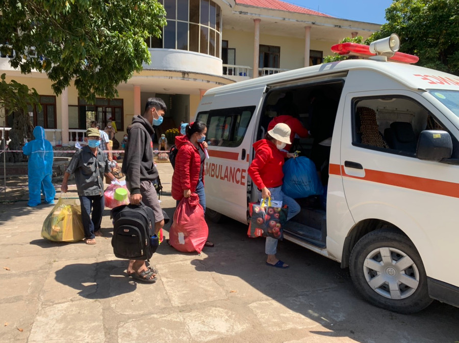 Các công dân hết thời gian cách ly tập trung tại trụ sở cũ của Ban Chỉ huy Quân sự thị xã Ayun Pa lên xe trở về với gia đình. Ảnh: Vũ Chi Các công dân hết thời gian cách ly tập trung tại trụ sở cũ của Ban Chỉ huy Quân sự thị xã Ayun Pa lên xe trở về với gia đình. Ảnh.Vũ Chi