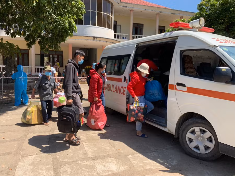 Các công dân hết thời gian cách ly tập trung tại trụ sở cũ của Ban Chỉ huy Quân sự thị xã Ayun Pa lên xe trở về với gia đình. Ảnh.Vũ Chi