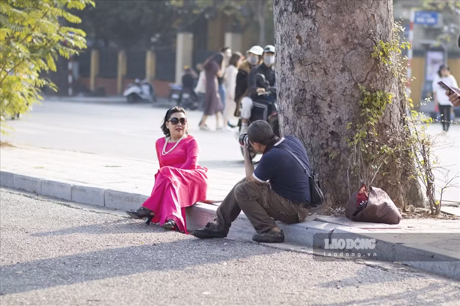 Cô Lan (Thanh Xuân, Hà Nội) cho biết: Năm nào cô cũng ra đây để chụp ảnh cùng với hoa ban. Các năm trước thì không mất phí gửi xe. Năm nay mất phí gửi xe, có thêm lều cho thuê để mọi người thay đồ giá 10.000 đồng/lần, và cho thuê xe đạp hoa chụp hình với giá 10.000 đồng- 50.000 đồng tùy tâm.