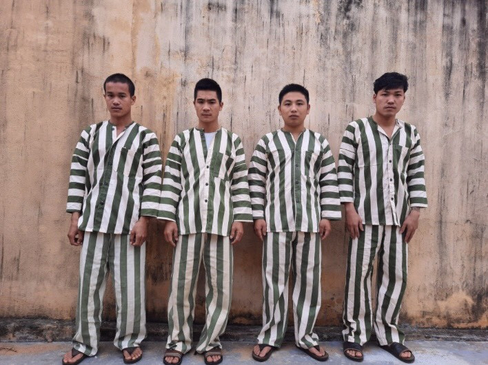 Các đối tượng Sáu, Đức, Quyết, Pháp (từ trái qua) tại cơ quan Công an. Ảnh: Văn Ngọc  Các đối tượng Sáu, Đức, Quyết, Pháp (từ trái qua) tại cơ quan Công an. Ảnh: Văn Ngọc