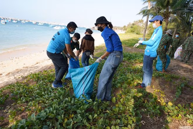 H'Hen Niê tích cực thu gom rác để làm sạch môi trường - Ảnh: NVCC