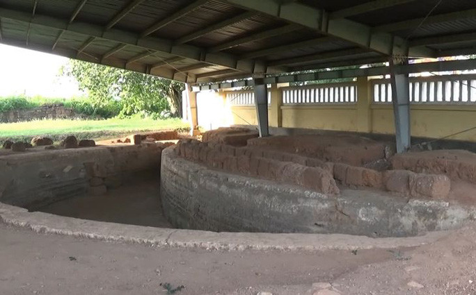 Không gian hoang sơ còn lưu lại những phế tích lịch sử Thành Hoàng Đế