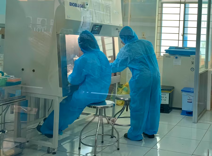 Cán bộ Viện Vệ sinh dịch tễ Tây Nguyên hỗ trợ xét nghiệm Covid-19 tại Trung tâm Kiểm soát bệnh tật tỉnh Gia Lai. Ảnh: Như Nguyện