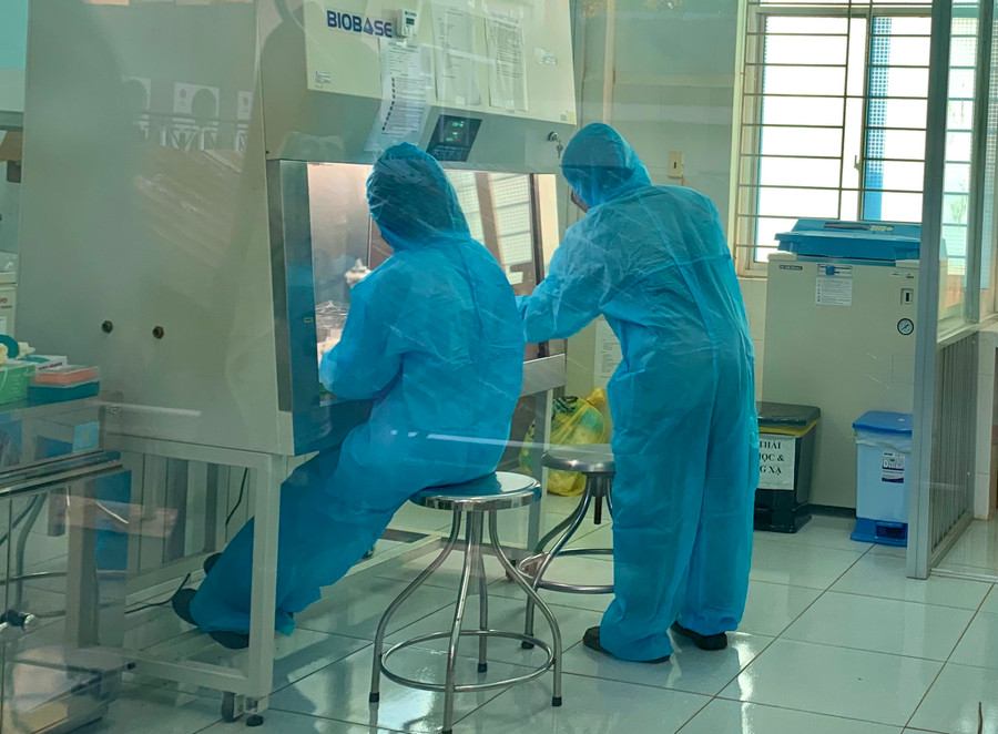 Cán bộ Viện Vệ sinh dịch tễ Tây Nguyên hỗ trợ xét nghiệm Covid-19 tại Trung tâm Kiểm soát bệnh tật tỉnh Gia Lai. Ảnh: Như Nguyện