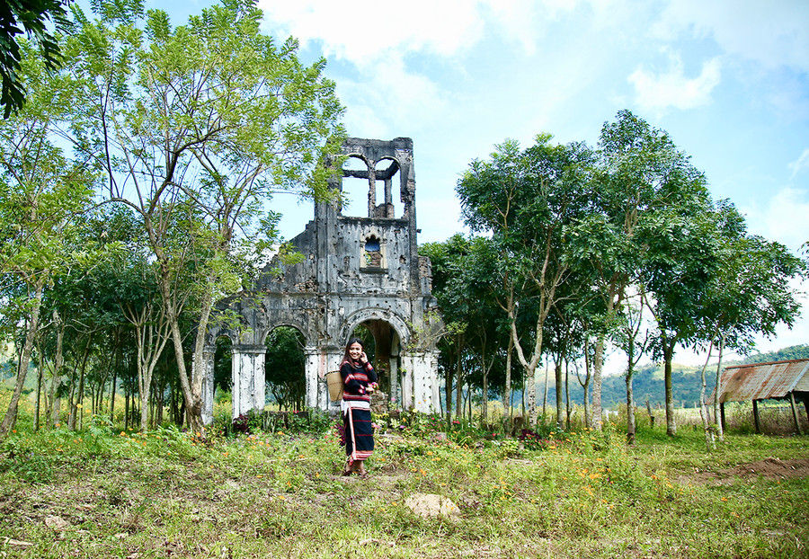 Vẻ đẹp hoang phế và cổ kính của nhà thờ cổ Hà Bầu (xã Chư Đang Ya, huyện Chư Păh). Ảnh: Nguyễn Linh Vinh Quốc