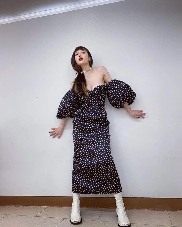 Trên sân khấu lẫn đời thường, các kiểu váy áo khoe vòng một, eo thon, chân dài... được HyunA thường xuyên lựa chọn. Ảnh: Instagram.