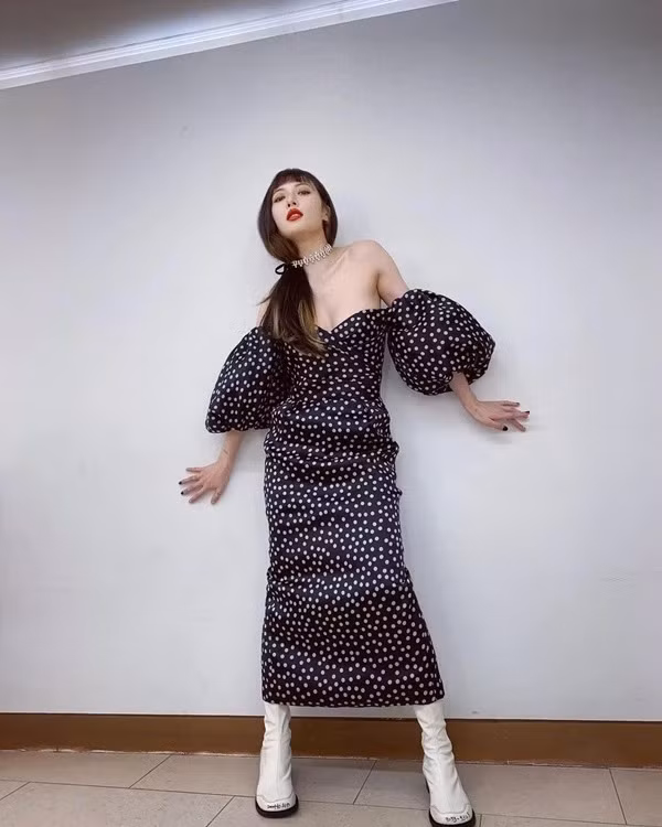 Trên sân khấu lẫn đời thường, các kiểu váy áo khoe vòng một, eo thon, chân dài... được HyunA thường xuyên lựa chọn. Ảnh: Instagram.