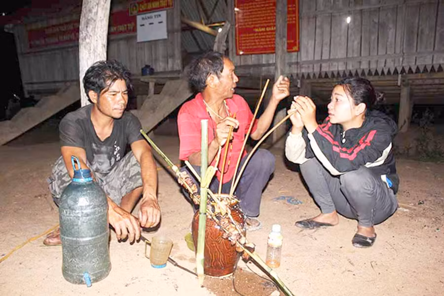 Một buổi xử phạt theo luật tục ở huyện Kbang. Ảnh: Thế Phiệt 