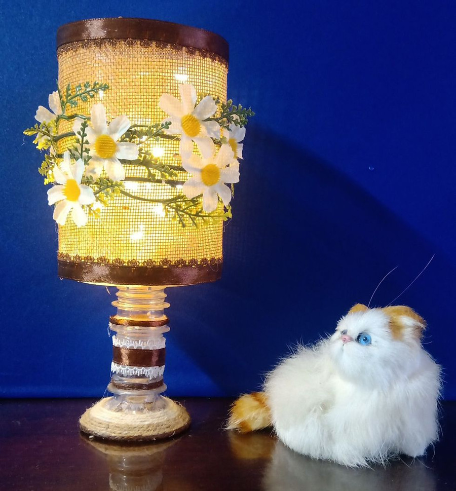 Những chai nhựa được làm thành đèn ngủ - Ảnh: T.Đ