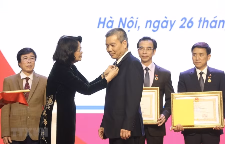 Phó Chủ tịch nước Đặng Thị Ngọc Thịnh trao Danh hiệu Thầy thuốc Nhân dân cho Phó Giáo sư, Tiến sỹ Nguyễn Hữu Ước, Giám đốc Trung tâm tim mạch và lồng ngực (Bệnh viện Hữu nghị Việt Đức), Giảng viên cao cấp, Trưởng phân môn Phẫu thuật tim mạch - lồng ngực.