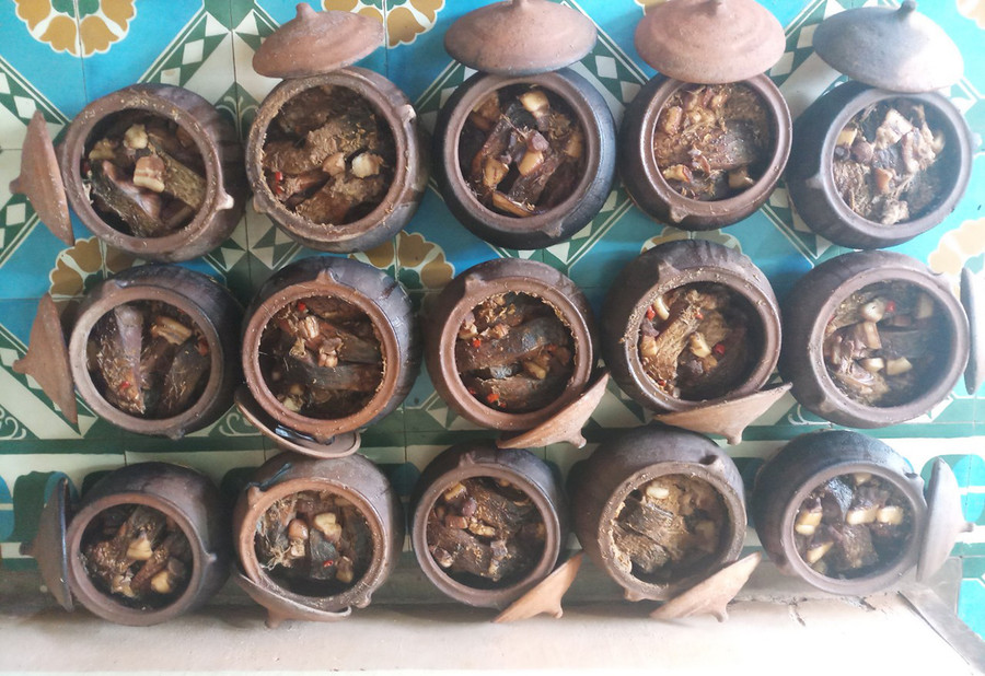 Cá kho xong chuẩn bị giao cho khách. Ảnh: Hồng Ngọc Cá kho xong, chuẩn bị giao cho khách. Ảnh: Hồng Ngọc