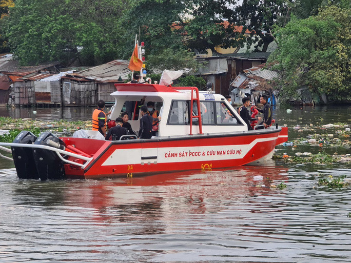  Lực lượng cứu nạn triển khai phương án tìm kiếm người nhảy cầu Chữ Y