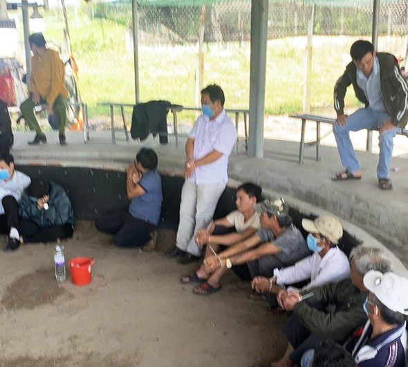  Các đối tượng tham gia cá độ ăn tiền tại trường gà bị lực lượng chức năng bắt quả tang