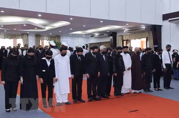  Đoàn đại biểu Ủy ban Trung ương Mặt trận Tổ quốc Việt Nam do Ủy viên Bộ Chính trị, Chủ tịch Ủy ban Trung ương Mặt trận Tổ quốc Việt Nam Trần Thanh Mẫn dẫn đầu viếng nguyên Phó Thủ tướng Trương Vĩnh Trọng. (Ảnh: Thống Nhất/TTXVN)