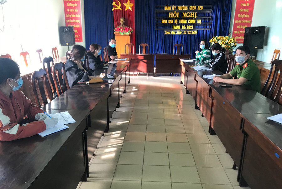 Đoàn công tác của Viện Vệ sinh dịch tễ Tây Nguyên làm việc với UBND phường Cheo Reo, thị xã Ayun Pa. Ảnh: Nguyễn Sang