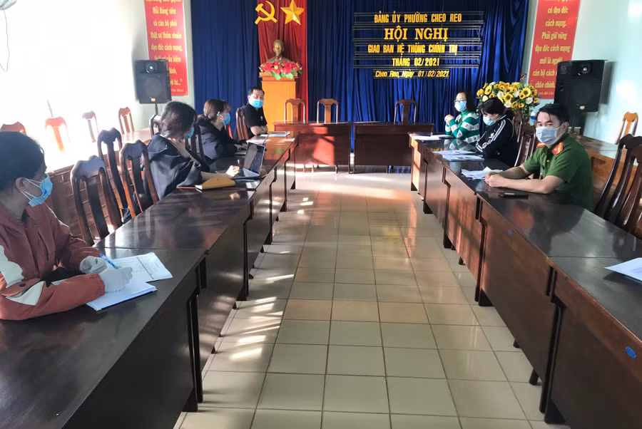 Đoàn công tác của Viện Vệ sinh dịch tễ Tây Nguyên làm việc với UBND phường Cheo Reo, thị xã Ayun Pa. Ảnh: Nguyễn Sang