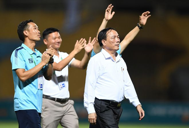 Bầu Đệ có công hay có tội? Ảnh: MINH TÚ Bầu Đệ có công hay có tội? Ảnh: MINH TÚ