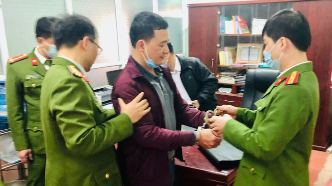 Lực lượng chức năng thi hành lệnh bắt ông Vũ Cảnh Phương - Ảnh Lệ Quyên  Lực lượng chức năng thi hành lệnh bắt ông Vũ Cảnh Phương - Ảnh Lệ Quyên