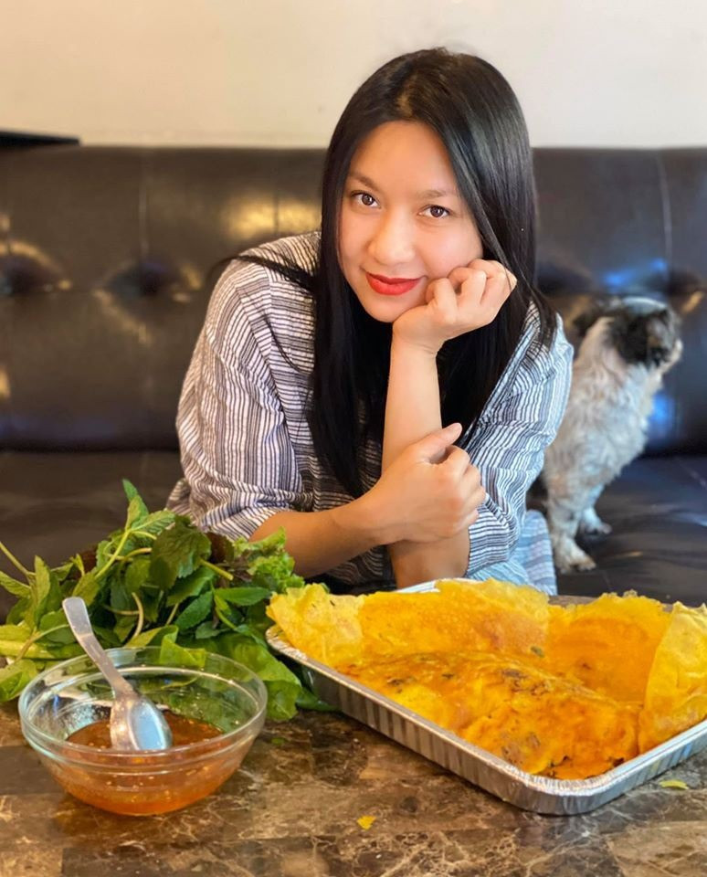 Hiện tại do ảnh hưởng của dịch COVID-19, bà mẹ 1 con chủ yếu ở nhà để chăm sóc người thân và thỉnh thoảng mới gặp gỡ một số nghệ sĩ thân thiết lâu năm. Ảnh: NSCC.