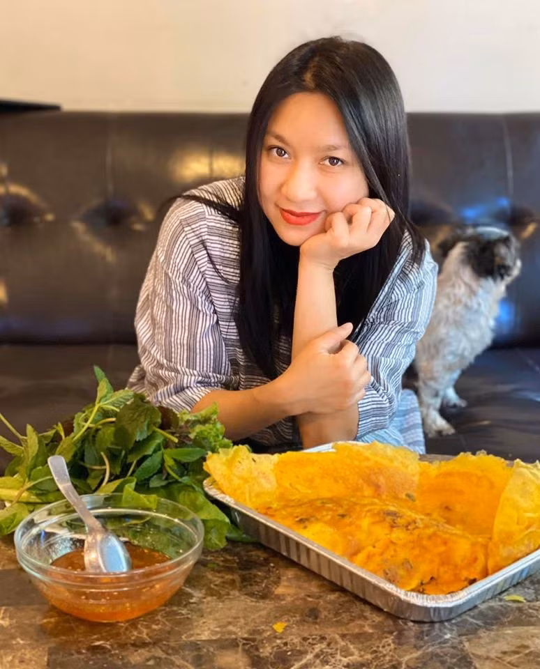 Hiện tại do ảnh hưởng của dịch COVID-19, bà mẹ 1 con chủ yếu ở nhà để chăm sóc người thân và thỉnh thoảng mới gặp gỡ một số nghệ sĩ thân thiết lâu năm. Ảnh: NSCC.