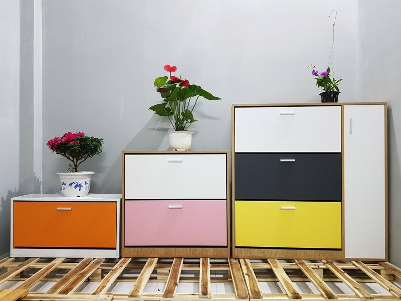 Mẫu tủ giày kết hợp kệ trang trí, được thiết kế thanh ngang bên trong để có thể tận dụng tối đa không gian, sẽ chứa được nhiều giày hơn. Thiết kế nội thất thông minh chỉ khi kéo ra mới có thể biết được đó là tủ giày, còn bình thường nhìn sẽ như chiếc tủ để đồ trang trí: chậu hoa, khung ảnh... Đồ họa: Phương Duy