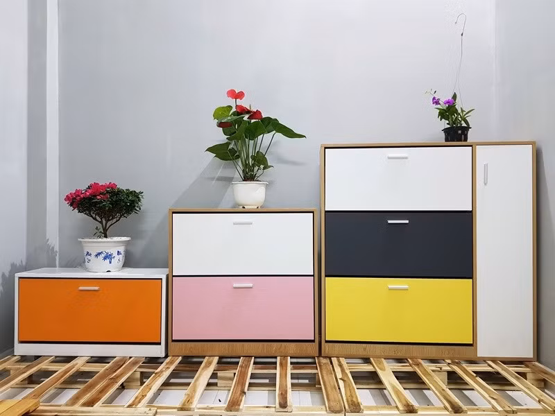 Mẫu tủ giày kết hợp kệ trang trí, được thiết kế thanh ngang bên trong để có thể tận dụng tối đa không gian, sẽ chứa được nhiều giày hơn. Thiết kế nội thất thông minh chỉ khi kéo ra mới có thể biết được đó là tủ giày, còn bình thường nhìn sẽ như chiếc tủ để đồ trang trí: chậu hoa, khung ảnh... Đồ họa: Phương Duy