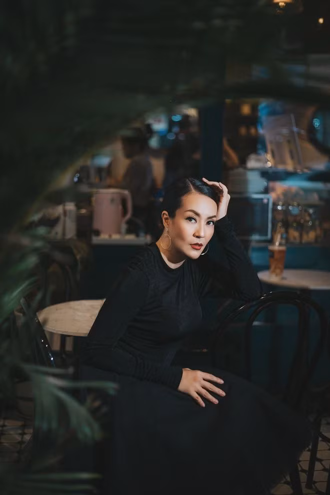 Á hậu Áo dài 1995 Chung Vũ Thanh Uyên vừa thực hiện bộ ảnh mới nhân dịp xuân về. Cựu siêu mẫu khiến công chúng trầm trồ với vóc dáng thon gọn, quyến rũ cùng nhan sắc mặn mà theo thời gian - Ảnh: Tuấn Phạm